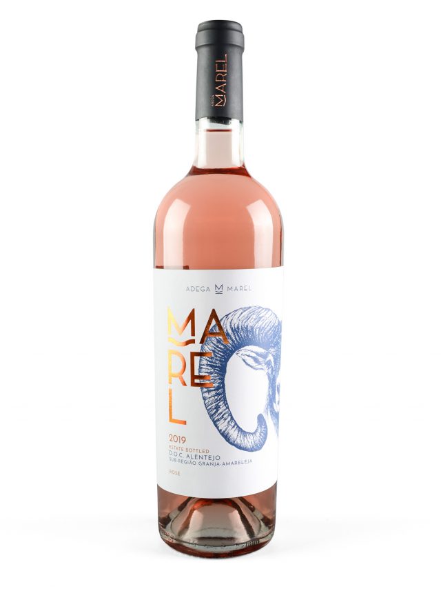 Garrafa de vinho Marel Rosé com rótulo onde o chifre do Marel é azul escuro